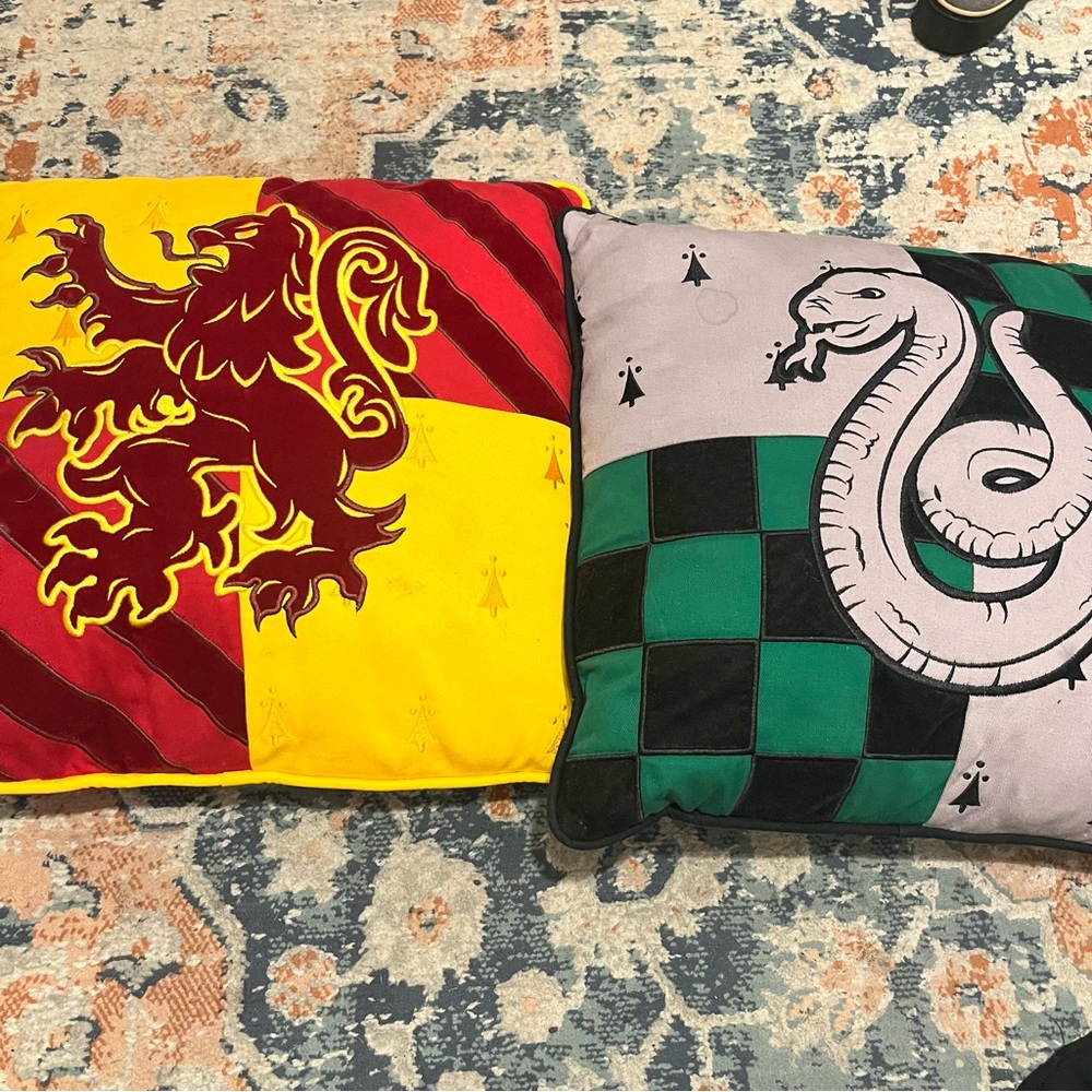 Harry Potter the wizarding world pillows slytherin & gryffindor